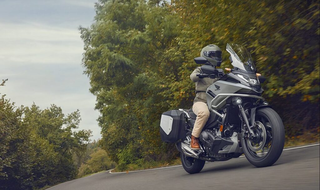 NC750Xを選ぶ理由とは?最高速性能とライバル比較で分かる魅力 nc750xの最高速はどれくらいか