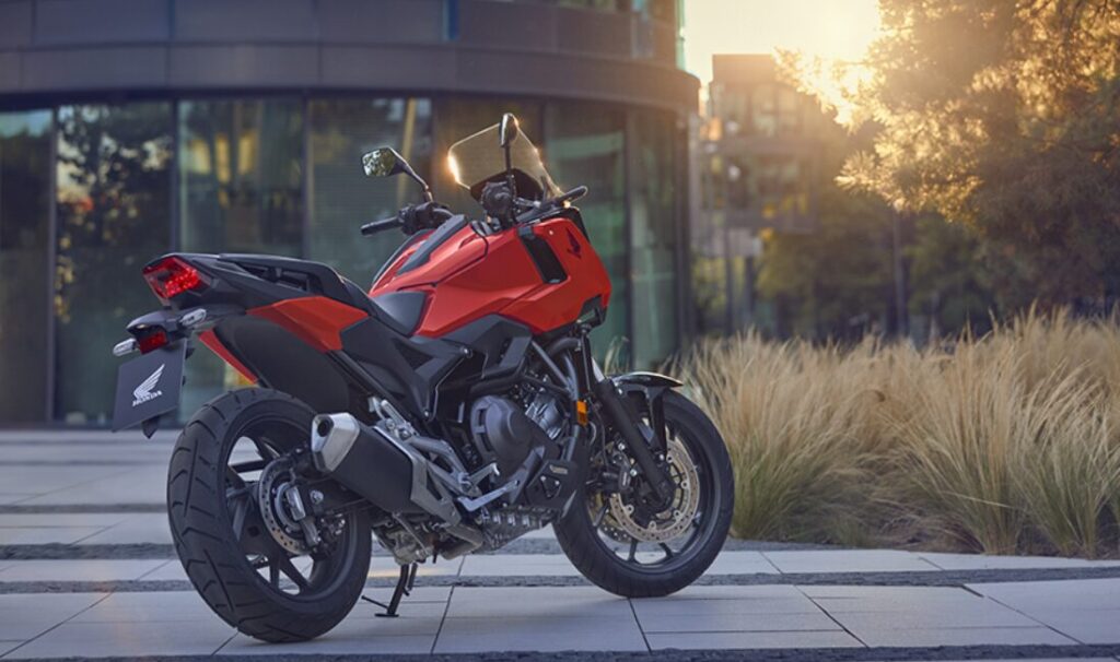 NC750Xを選ぶ理由とは?最高速性能とライバル比較で分かる魅力 nc750xの最高速をライバル車と比較