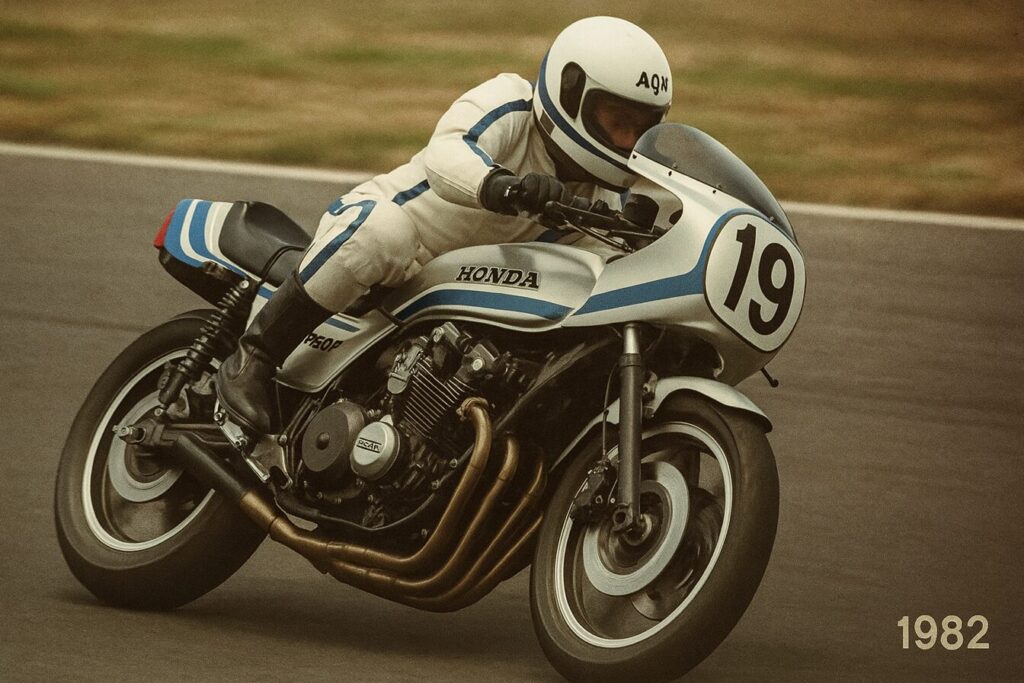 CB1000Fの発売日は2025年秋が有力!価格・予約から入手難易度までを完全予測 CB1000Fのスペンサーカラーの元ネタ比較画像。左に新型CB1000F、右に1982年にフレディ・スペンサーが駆ったCB750Fレーサーを並べ、歴史的なデザインの繋がりを示す。