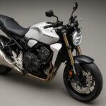 CB1000Fのシート前方が絞り込まれた形状を強調した画像。足つき性を高める工夫が分かる構図。