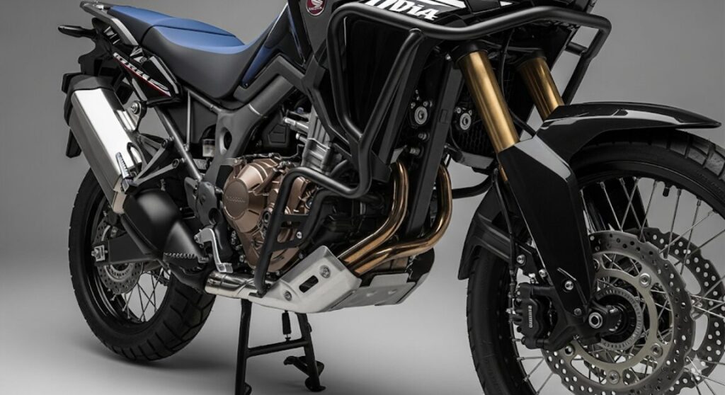【CRF1100L徹底解説】アフリカツインは本当に「つまらない」のか?後悔する人、最高の相棒になる人の決定的違い ホンダ・アフリカツインのエンジン周りに装着された頑丈なエンジンガードのクローズアップ。立ちゴケ対策の重要性を示す。