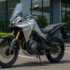 店頭のガレージに置かれたXL750トランザルプの画像