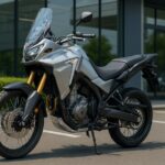 店頭のガレージに置かれたXL750トランザルプの画像