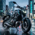 雨の都会に佇むヤマハMT-07のクールな外観とダークサイド・オブ・ジャパンの世界観