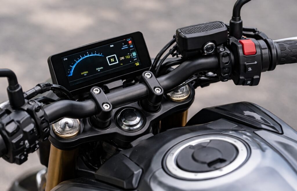 CB650Rのコックピットと左ハンドル周辺のクローズアップ