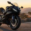 夕暮れの山道の展望スポットに停車したヤマハ YZF-R7を、低いフロント3/4アングルから捉えたフォトリアルなヒーローショット。