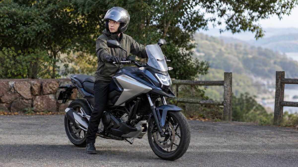 NC750X完全ガイド!ベテランが唸る評価と後悔しない選び方 NC750Xにまたがり片足を着いて停車するライダーの足つき確認