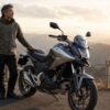 山の展望台でNC750Xと並ぶベテランライダーのツーリング風景