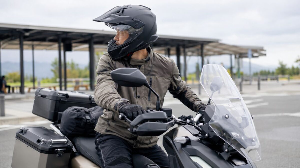 アドベンチャー用オフロードヘルメットの選び方|高速・林道で失敗しない注意点 大型バイクのスクリーンとヘルメットのバイザー位置を確認しながら後方を見るライダー