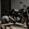 ネオクラシック大型バイクのそばに置かれたクラシックフルフェイスとジェットヘルメット