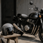 ネオクラシック大型バイクのそばに置かれたクラシックフルフェイスとジェットヘルメット