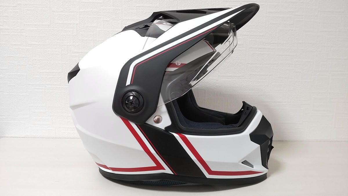 シールドを開いたYX-6 ZENITHヘルメットの側面