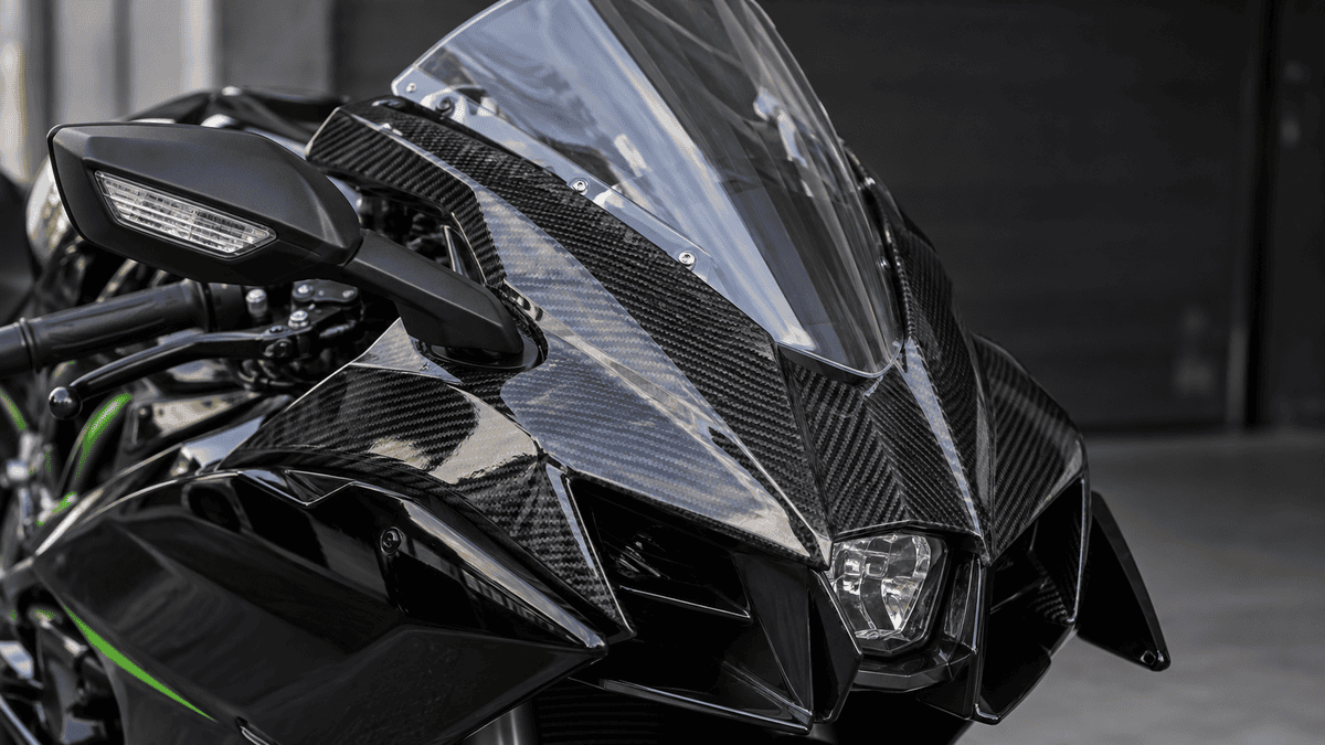 Ninja H2 Carbonのカーボン製アッパーカウルを近くから見たイメージ