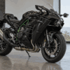 展示スペースに置かれた黒い公道用Ninja H2のイメージ