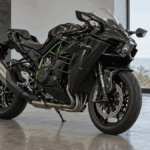 展示スペースに置かれた黒い公道用Ninja H2のイメージ