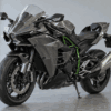屋内に展示された初期型Ninja H2の車両イメージ