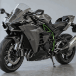 屋内に展示された初期型Ninja H2の車両イメージ
