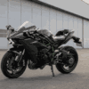工業施設前に停車したミラーコートブラックの公道用Ninja H2
