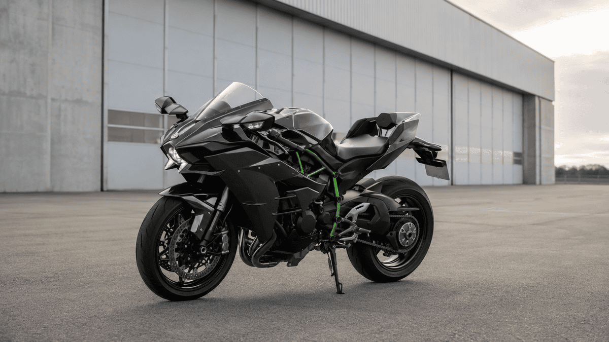工業施設前に停車したミラーコートブラックの公道用Ninja H2