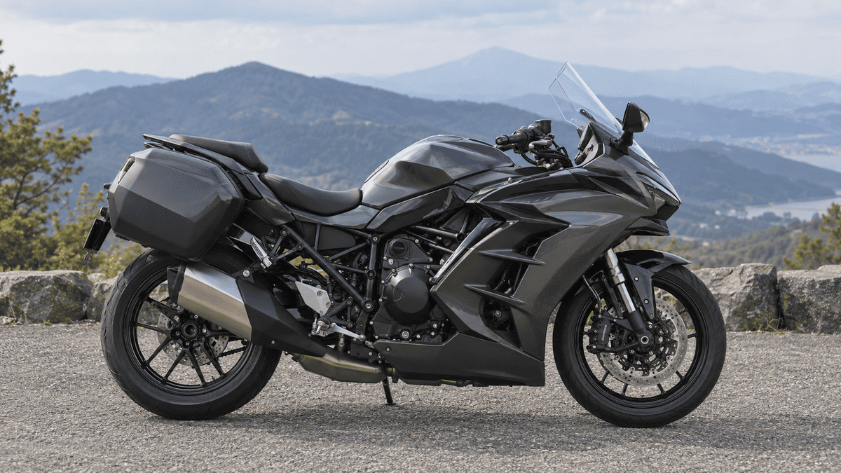パニアケースを装着したNinja H2 SX SEを横から見たツーリングイメージ