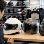 バイク用品店でフルフェイス・ジェット・システムヘルメットを比較する日本人ライダー