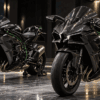 黒い通常のNinja H2とカーボン調のアッパーカウルを備えたNinja H2 Carbonを並べた比較イメージ