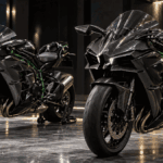 黒い通常のNinja H2とカーボン調のアッパーカウルを備えたNinja H2 Carbonを並べた比較イメージ