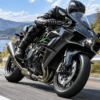 山間のワインディングロードを走行する黒いNinja H2 Carbonをイメージしたバイクとライダー