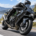 山間のワインディングロードを走行する黒いNinja H2 Carbonをイメージしたバイクとライダー