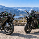 山間部の展望駐車場に並ぶNinja H2 Carbonと、パニアケースを装着したNinja H2 SX SEの比較イメージ