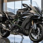高級ショールームに展示されたNinja H2 SX SE 2027年型をイメージしたブラックとグレーのスポーツツアラー