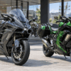 新型Ninja H2 SX SEをイメージした黒い車両と旧型Ninja H2 SXをイメージした緑色の車両を並べた比較画像