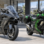 新型Ninja H2 SX SEをイメージした黒い車両と旧型Ninja H2 SXをイメージした緑色の車両を並べた比較画像