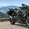山岳展望台に停車したNinja H2 SX SEを斜め前方から捉えたアイキャッチ画像