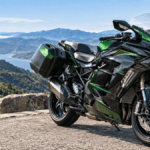 山岳展望台に停車したNinja H2 SX SEを斜め前方から捉えたアイキャッチ画像