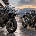 サーキットに停車したNinja H2Rと山道沿いに停車した公道用Ninja H2を左右に並べた比較イメージ